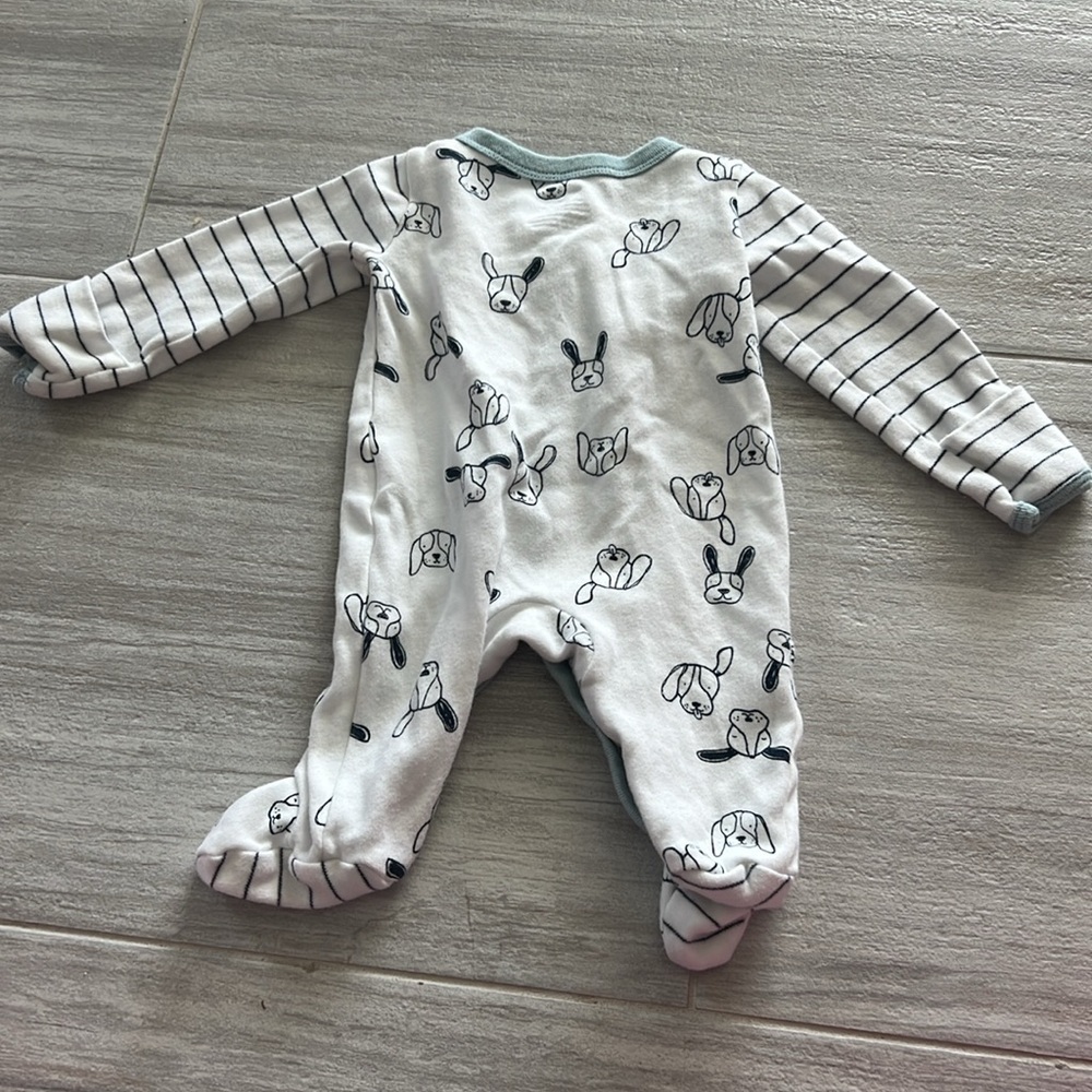 Carter’s Newborn 0M white pajamas babies football & puppies snap closure - Picture 10 of 10